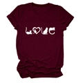 Détail d'un t-shirt bordeaux avec un imprimé graphique blanc LOVE et silhouettes de chats - S / Haut / Rouge Vin (Police Blanche)