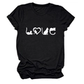 Détail de silhouettes de chat et motif de cœur formant l'imprimé LOVE sur un T-shirt noir - S / Haut / Noir (Police Blanche)