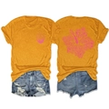 Vue avant et arrière du t-shirt jaune avec imprimés de coquillages roses et d'hibiscus - S / Jaune Moutarde