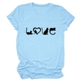 Gros plan du T-shirt bleu clair avec imprimé créatif de silhouettes de chats LOVE - S / Haut / Bleu clair