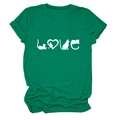 Détail du t-shirt en coton vert foncé avec un imprimé créatif de chat et de cœur - S / Haut / Vert Foncé