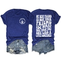 Détail d'un t-shirt bleu roi présentant des impressions graphiques et slogans recto-verso - Bleu Rétro/Police Blanche