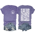Vue avant-arrière du t-shirt violet avec lettrage et short en jean bleu déchiré - Violet/Police Blanche