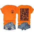 Détail de t-shirt orange avec slogan et short en jean bleu déchiré pour tenue de femme - Orange / Police Noire