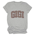 Dettaglio del logo GIGI con stampa leopardata su una maglietta grigia a girocollo - S / Grigio chiaro