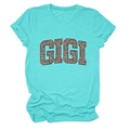 Détail du texte GIGI avec motif léopard sur un t-shirt en coton de couleur turquoise - S / Bleu Eau Profonde