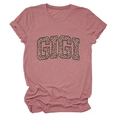 Gros plan d'un t-shirt rose en coton avec lettres GIGI à motif léopard et col rond classique - S / Or rose