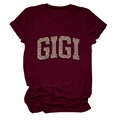 Détail du texte GIGI léopard sur un t-shirt en coton bordeaux avec col rond - S / Bordeaux