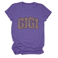 Détail de l'imprimé léopard GIGI sur un t-shirt violet à manches courtes et col rond - S / Violet