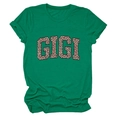 Gros plan du lettrage GIGI imprimé léopard sur un t-shirt en coton vert foncé - S / Vert Foncé