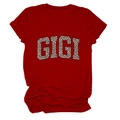 Détail du t-shirt rouge à col rond avec lettrage GIGI imprimé léopard sur fond blanc - S / Rouge