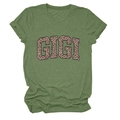 Gros plan d'un t-shirt vert gazon avec lettrage GIGI imprimé léopard sur le devant - S / Vert olive