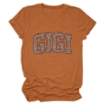 Détail du logo GIGI avec imprimé léopard sur un t-shirt en coton rouge rouille - S / Orange Brûlé