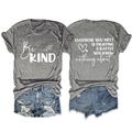 Dettaglio flat lay di una maglietta grigia stampata e pantaloncini di jeans strappati - S / Grigio Scuro (Font Bianco)