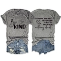 Dettaglio della t-shirt grigia Be KIND con citazione sul retro e stampa a cuore - S / Grigio Scuro (Carattere Nero)