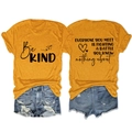 Dettaglio fronte e retro della maglietta giallo senape con stampa 'Be KIND' e testo - S / Giallo Senape (Carattere Nero)