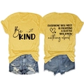 Détail recto-verso du T-shirt jaune Be Kind avec citations inspirantes et imprimé de cœur - Jaune (Police Noire)