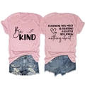 Vue détaillée du t-shirt rose Be Kind avec imprimé recto-verso et short en jean déchiré - Rose (Texte Noir)