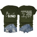 Vue à plat de l'avant et de l'arrière du t-shirt olive 'Be KIND' avec short en jean - Vert Armée (Police Blanche)