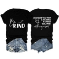 Détail d'un t-shirt en coton noir avec imprimé Be KIND et citation inspirante au dos - Noir (Police Blanche)