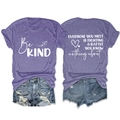 Détails avant et arrière du t-shirt en coton violet avec imprimés Be Kind et citation - Violet (Police Blanche)