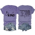 Détails du t-shirt violet imprimé Be KIND et du short en jean délavé effet usé - Violet (Police Noire)