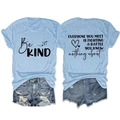 Détail du t-shirt bleu Be Kind et short en jean montrant l'imprimé recto et verso de l'ensemble - Bleu Clair (Police Noire)