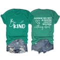 Détail du t-shirt vert imprimé 'Be KIND' et de l'ensemble d'été en short denim usé - Vert Foncé (Police Blanche)