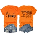 Vue avant et arrière du t-shirt graphique orange 'Be KIND' avec short en jean - Orange (Police Noire)