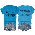 Détail du t-shirt bleu avec texte 'Be KIND' et short en jean assorti pour femme - Bleu Lac (Police Noire)