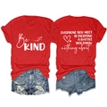 Vue avant et arrière du t-shirt en coton rouge avec imprimé Be KIND et motif petit avion - Rouge (Police Blanche)