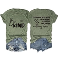 Vue avant et arrière du t-shirt olive Be KIND avec un short en jean bleu délavé - Vert Olive (Police Noire)