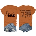 Détail d'un t-shirt orange imprimé Be KIND et d'un ensemble de shorts en jean - Orange Brûlé (Police Noire)