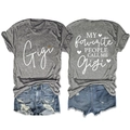 Vista fronte e retro della maglietta grigia con stampa Gigi e shorts in denim - S / Grigio Scuro (Grafica Bianca)