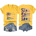 Gelbes Damen-T-Shirt mit V-Ausschnitt, Sun Salt Sand Print und Destroyed-Denim-Shorts - S / Gelb