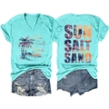 Flachgelegtes türkises V-Neck T-Shirt mit Palmenprint und Distressed Denim Shorts Set - S / Tiefwasserblau