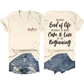 T-shirt crema con scollo a V, stampa Hospice e citazione dettagliata sul retro - S / Sabbia
