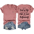 Détail du t-shirt à col en V avec imprimé arc-en-ciel et citation au dos sur tissu rose - Or rose (Graphique noir)