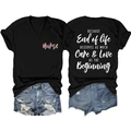 Vue à plat d'un t-shirt noir à col en V avec texte au dos et short en jean vieilli - Noir