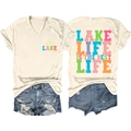 Dettaglio fronte e retro della maglietta con scollo a V, stampa Lake Life e pantaloncini - S / Sabbia