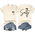 Dettaglio della stampa salty con palma sul retro della t-shirt bianca con scollo a V e denim - S / Sabbia