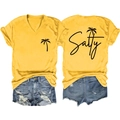 Dettagli fronte e retro della maglietta gialla con scollo a V, stampa Salty e pantaloncini - S / Giallo