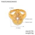 Makroansicht des Gold-Titanstahlrings mit tropfenförmiger Perle und Sternenakzenten - US 6 / Ring / Gold (TXA051)