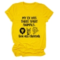 Détail du t-shirt jaune à col rond avec motifs d'animaux et texte lion ass cheetah - Jaune (Texte Noir)