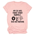 Détail d'un t-shirt rose à col rond avec graphique d'animaux et texte humoristique - Rose (Texte Noir)