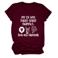 Gros plan sur le texte humoristique et le motif animal du t-shirt coton bordeaux - Rouge Vin (Texte Blanc)