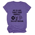 Détail d'un t-shirt violet avec imprimé humoristique 'MY EX HAS THREE SPIRIT ANIMALS' - Violet (Texte Noir)