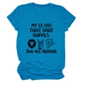 Détail de l'imprimé graphique créatif sur t-shirt bleu en coton avec un jeu de mots - Bleu Lac (Texte Noir)
