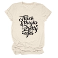 Detail van crème T-shirt met Thick thighs Pretty eyes tekst en opgerolde mouwuiteinden - S / Zandkleur