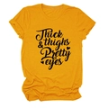 Detail van gemberkleurig katoenen t-shirt met zwarte Thick & Thighs Pretty Eyes print - S / Mosterdgeel